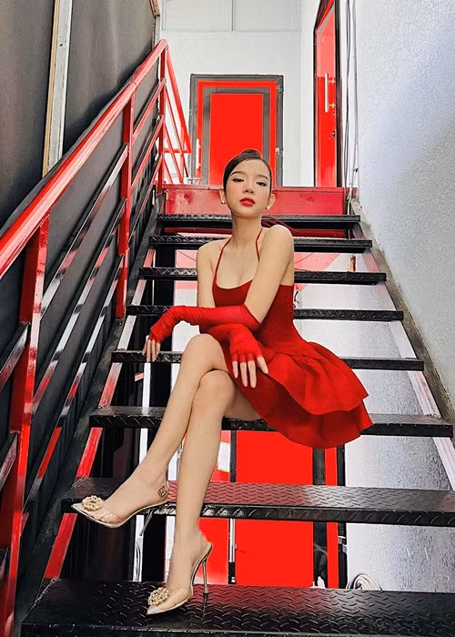 Trước khi nổi tiếng nhờ ca khúc “24h”, nữ ca sĩ 9X từng tham gia chương trình "Sing my song" mùa 2 và là thành viên của đội HLV Đức Trí. Tuy nhiên, lúc đó, LyLy vẫn chưa để lại ấn tượng trong mắt khán giả.