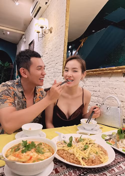 Cô từng chia sẻ trên Vnexpress, cô và mẹ của Lý Bình mở chung cửa hàng quần áo. Phương Trinh lên mẫu còn mẹ của Lý Bình cắt may. Không ít trang phục của Phương Trinh do mẹ của Lý Bình may cho. Mẹ của Lý Bình cũng không ngần ngại gửi đồ ăn cho Phương Trinh khi cô thèm ăn món gì đó. Ảnh: FBNV