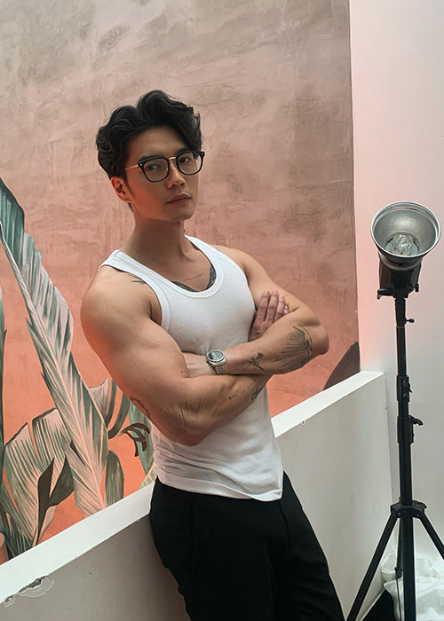 Nhiều người cho rằng Ngô Thanh Vân si mê Huy Trần còn bởi anh điển trai, tài giỏi.