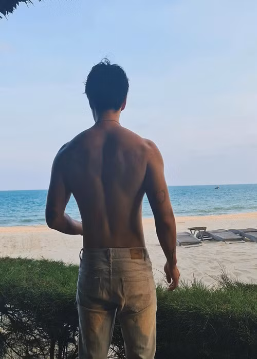 Bạn trai của Ngô Thanh Vân sở hữu gương mặt nam tính, điển trai cùng vóc dáng vạm vỡ. Năm 2018, anh từng đoạt giải nam vương một cuộc thi.