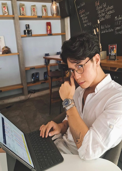 Chia sẻ về Ngô Thanh Vân, Huy Trần cho biết, cô luôn thúc đẩy anh trở thành phiên bản tốt nhất của chính mình và bởi vì Ngô Thanh Vân, anh cuối cùng cũng hiểu được ý nghĩa thực sự của tình yêu.