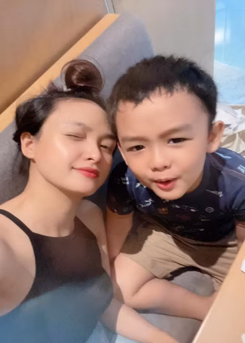 Bé Khai Tâm - con trai của Lê Bê La rất vui vẻ trong chuyến đi chơi cùng bố mẹ.