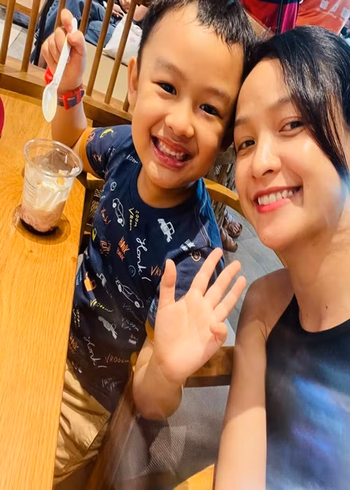 Trong cuộc phỏng vấn với Dân Trí cách đây không lâu, Lê Bê La cho biết, bé Khai Tâm gọi chồng thứ hai của cô là bố.