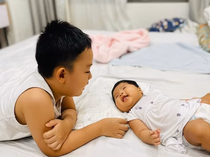 Bé Khai Tâm rất yêu thương em gái. "Anh hai cưng em lắm. Nói chuyện suốt thôi, em khóc là bay từ ngoài vô phòng: ờ ờ anh hai đây, anh hai đây! Em đợi mẹ chút nha. Mẹ ơi! Cho con sờ mặt em chút được không? Cho con thơm em 1 cái được không ạ? Em dễ thương quá mẹ. Cái tay của em bé xíu nhìn mini quá mẹ ơi", Lê Bê La chia sẻ.