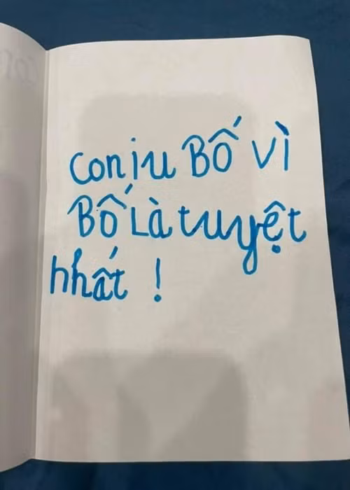Bé Khai Tâm từng bày tỏ tình cảm với người bố thứ hai. "Con yêu bố vì bố là tuyệt nhất", cậu nhóc viết.