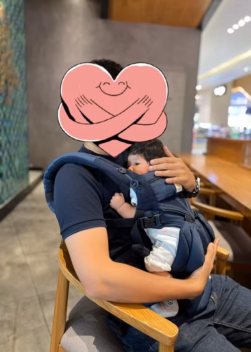 Ông xã của Lê Bê La địu con gái nhỏ.