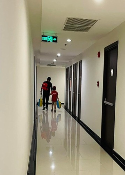 Nữ diễn viên khoe ông xã chăm lo bé Khai Tâm từ việc học của con, giảng bài cho con đến tắm, cắt tóc cho con khi cô đi làm.