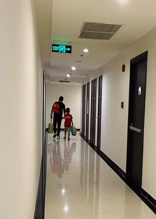 Nữ diễn viên khoe ông xã chăm lo bé Khai Tâm từ việc học của con, giảng bài cho con đến tắm, cắt tóc cho con khi cô đi làm.