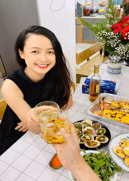 Trong cuộc phỏng vấn với Dân Trí cuối tháng 12/2021, Lê Bê La xác nhận cuộc hôn nhân đầu tiên tan vỡ từ 5 năm trước cũng như việc tái hôn diễn ra cách đây 2 năm.