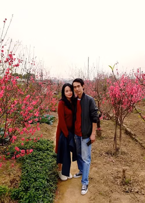 Khi rảnh rỗi, Phú Đôn phụ bà xã chăm sóc con.