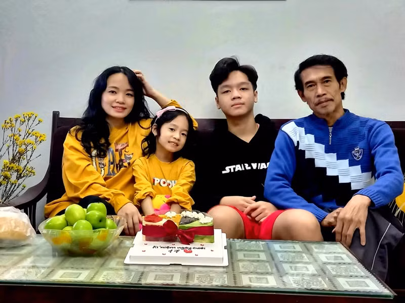 Cặp đôi tổ chức bữa tiệc nhỏ kỷ niệm 17 năm ngày cưới năm 2021.