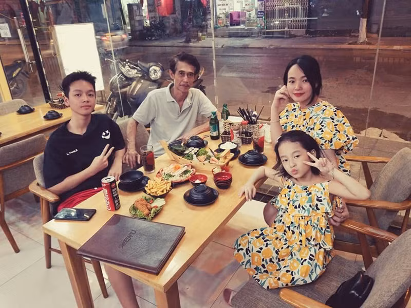 Phú Đôn đưa vợ đi ăn uống nhân dịp sinh nhật của vợ năm 2021.