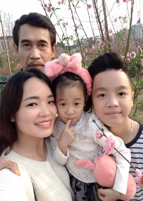 Khi không đóng phim, diễn kịch, Phú Đôn đưa vợ con đi ăn, du lịch.