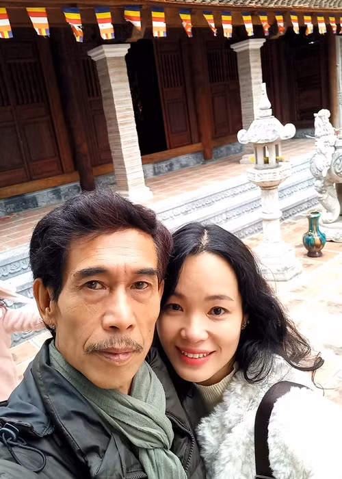 “Do tính chất công việc của bà xã phải đều đặn đến nơi làm việc hơn mình, trong khi ngoài những lúc đi diễn tôi có thể ở nhà nên tôi cũng chủ động trong việc đỡ đần vợ chăm sóc con cái. Tôi cũng biết nấu cháo với quấy bột mặc dù cũng hay bị vợ chê là “hôm loãng, hôm đặc”, nam diễn viên chia sẻ trong cuộc phỏng vấn với Dân Trí năm 2017.