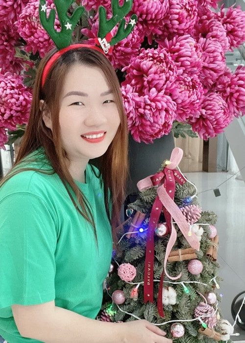 Ngọc Trinh từng hé lộ mức lương của Thúy Kiều không hề thấp khi vừa lĩnh lương đã có thể tậu ngay túi hiệu đắt đỏ.