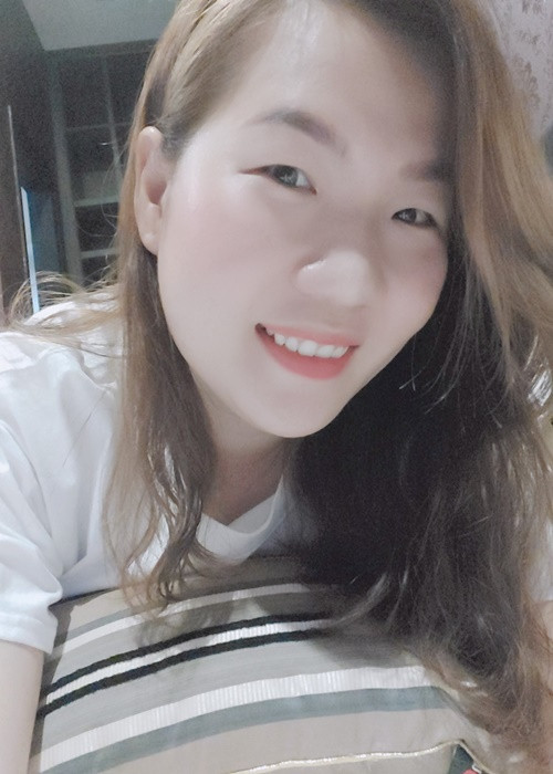 Thúy Kiều khéo léo giúp Ngọc Trinh sắp xếp đồ đạc và chụp ảnh "sống ảo".