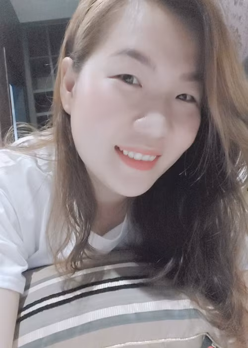 Thúy Kiều khéo léo giúp Ngọc Trinh sắp xếp đồ đạc và chụp ảnh "sống ảo".