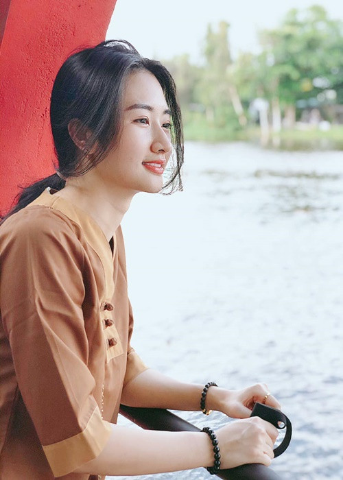 Cô là một trong số những hoa hậu chọn ở ẩn sau khi đăng quang.