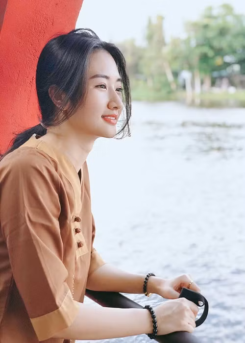 Cô là một trong số những hoa hậu chọn ở ẩn sau khi đăng quang.