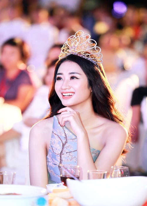Chia sẻ về lý do không dấn sâu vào showbiz, cô cho hay: "Nhiều bạn bè cũng thắc mắc vì sao tôi không hoạt động giải trí, làm hình ảnh để tốt cho công việc kinh doanh của mình. Nhưng đó không phải định hướng của tôi. Nếu muốn xây dựng hình ảnh, tôi đã làm từ khi đăng quang cách đây hơn 2 năm. Đến bây giờ, tôi vẫn cho rằng không tham gia showbiz là một quyết định đúng đắn và chưa bao giờ tiếc nuối".