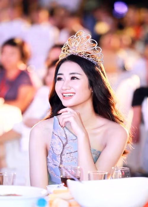 Chia sẻ về lý do không dấn sâu vào showbiz, cô cho hay: "Nhiều bạn bè cũng thắc mắc vì sao tôi không hoạt động giải trí, làm hình ảnh để tốt cho công việc kinh doanh của mình. Nhưng đó không phải định hướng của tôi. Nếu muốn xây dựng hình ảnh, tôi đã làm từ khi đăng quang cách đây hơn 2 năm. Đến bây giờ, tôi vẫn cho rằng không tham gia showbiz là một quyết định đúng đắn và chưa bao giờ tiếc nuối".