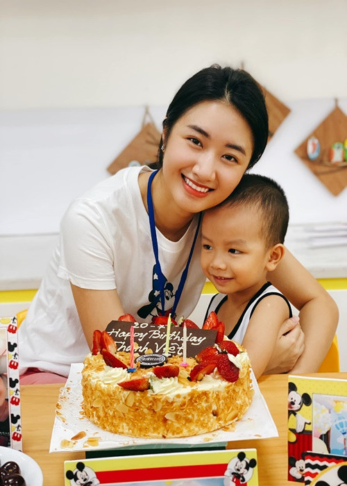 Thu Ngân chia sẻ khoảnh khắc vui vẻ bên con trai trong dịp sinh nhật của cậu nhóc.
