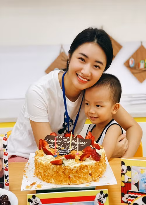 Thu Ngân chia sẻ khoảnh khắc vui vẻ bên con trai trong dịp sinh nhật của cậu nhóc.