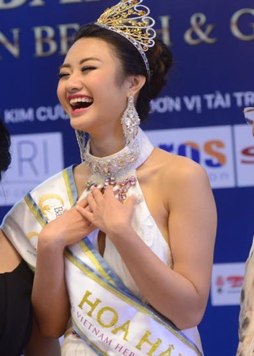 Tháng 8/2016, Thu Ngân đăng quang cuộc thi Hoa hậu Bản sắc Việt toàn cầu.