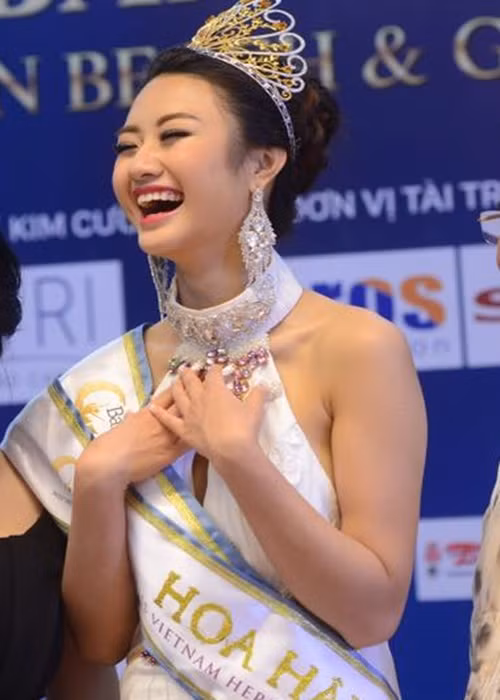 Tháng 8/2016, Thu Ngân đăng quang cuộc thi Hoa hậu Bản sắc Việt toàn cầu.