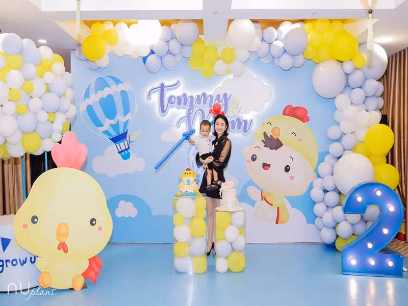 Trên trang cá nhân, cô chủ yếu đăng ảnh con trai đầu lòng.