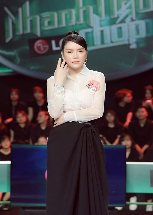 Trong chương trình Nhanh như chớp, Lý Nhã Kỳ cũng khoe tài sản một cách hài hước. Cụ thể, khi Lý Nhã Kỳ muốn cuộc chơi để nhận phần thưởng 20 triệu, Mạc Văn Khoa năn nỉ đàn chị cố gắng chơi tiếp để lấy tiền giúp anh trả góp chiếc xe đang đi. Lý Nhã Kỳ đáp lại rằng cô sẽ đưa cho Mạc Văn Khoa sổ đỏ để anh mang trả tiền xe. Ảnh: Tiền Phong