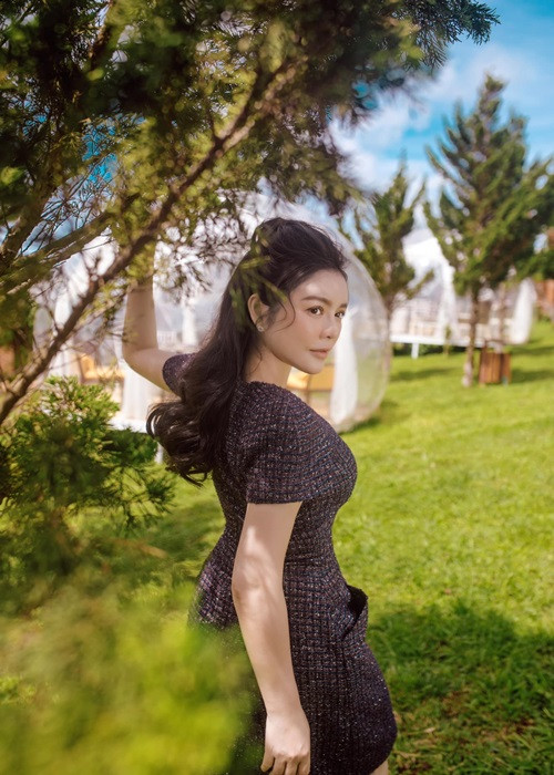 Trong chương trình Trà chiều cùng “mợ chảnh” Lý Nhã Kỳ, nữ diễn viên chia sẻ về sở thích khi rảnh rỗi: “Dạo này tôi rảnh quá nên thích mời anh chị em đồng nghiệp đến nhà để ăn bánh và uống trà cùng mình. Tôi mà rảnh là hay bày ra nhiều chuyện để làm, tới mức tôi mua 80 héc-ta đất chỉ vì rảnh quá, không có việc gì làm". Ảnh: FBNV