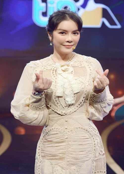 Cũng trong Nhanh như chớp, khi Trường Giang cho hay: “Con bé vừa đẹp, vừa thông minh nhưng không hiểu sao vẫn ế”, Lý Nhã Kỳ đáp: “Em chẳng cần tiền, chỉ cần đến chương trình PR là đang ế, đang mở lòng và anh Giang đang đi mục đích của em”. Ảnh: Yan