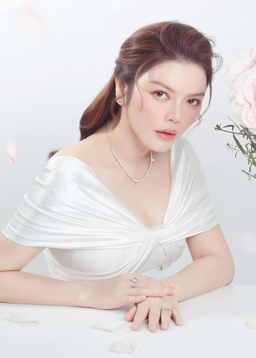 “Bận rộn như tôi đâu có nhiều thời gian đâu mà ngồi đếm hột xoàn hoài. (cười) Mọi thứ sẽ có kế toán và kiểm toán kiểm kê và báo cáo lại tôi”, “mợ chảnh” Lý Nhã Kỳ cho hay. Ảnh: FBNV