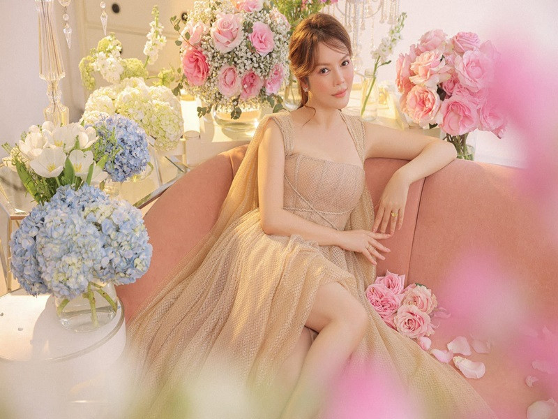 Ngoài ra, về việc đựng đồ hiệu trong túi nilon, nữ diễn viên “Kiều nữ và đại gia” cho hay: “Tôi có quá nhiều đồ hiệu nên không đủ thời gian để chăm sóc chúng. Tôi không xem đó là những món đồ khiến mình phải lệ thuộc vào. Tôi coi đó chỉ là những món đồ phục vụ cho nhu cầu cá nhân. Bởi vậy nên dùng đồ hiệu xong tôi chỉ bỏ vào túi rồi cất đi, chứ không quá tôn thờ các món đồ hiệu như một số người”. Ảnh: FBNV