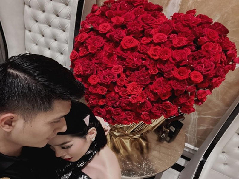 Về phần mình, Lâm Bảo Châu tặng bó hoa hồng cho Lệ Quyên dịp Valentine 2022.