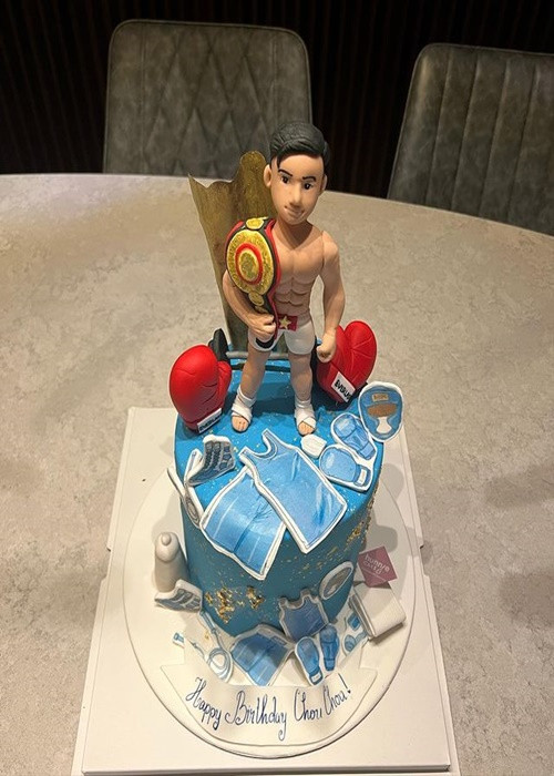 Lệ Quyên còn tặng bánh sinh nhật dành cho bạn trai kém 12 tuổi. Nữ ca sĩ gửi lời chúc mừng sinh nhật đến Lâm Bảo Châu đồng thời tiết lộ tính cách ít ai biết của tình trẻ. Lệ Quyên viết: "Đàn ông tuổi 30 đủ trưởng thành để có trách nhiệm và chín chắn trong mỗi quyết định của mình nhỉ. Thấy nhiều người cứ lo giùm mà buồn cười thật cơ. Người ta không biết bạn là ông cụ non siêu già chín chắn nguyên tắc được đông đảo bạn bè gọi là cụ Châu...".