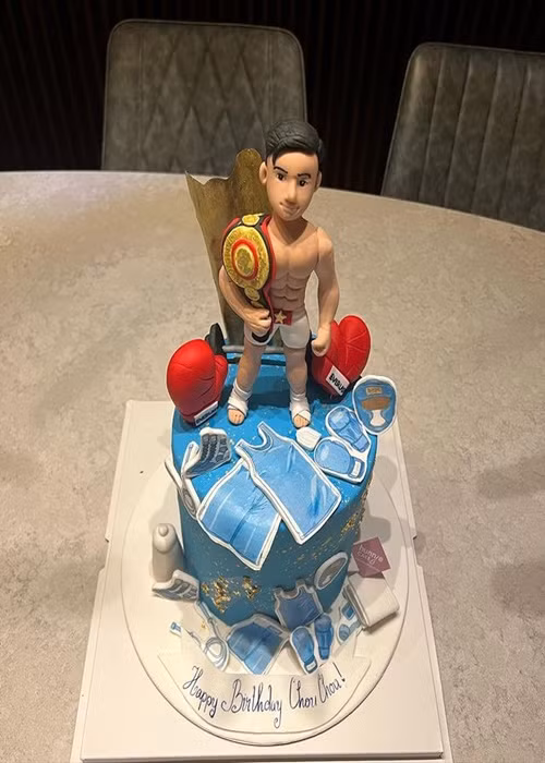 Lệ Quyên còn tặng bánh sinh nhật dành cho bạn trai kém 12 tuổi. Nữ ca sĩ gửi lời chúc mừng sinh nhật đến Lâm Bảo Châu đồng thời tiết lộ tính cách ít ai biết của tình trẻ. Lệ Quyên viết: "Đàn ông tuổi 30 đủ trưởng thành để có trách nhiệm và chín chắn trong mỗi quyết định của mình nhỉ. Thấy nhiều người cứ lo giùm mà buồn cười thật cơ. Người ta không biết bạn là ông cụ non siêu già chín chắn nguyên tắc được đông đảo bạn bè gọi là cụ Châu...".