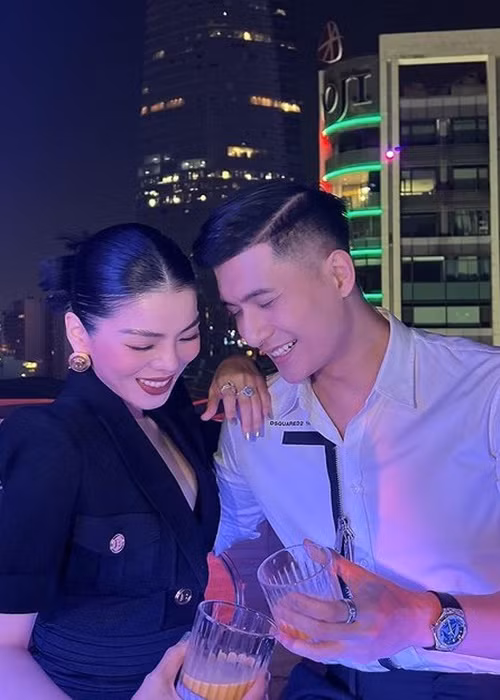 Tình cảm Lệ Quyên và tình trẻ ngày càng mặn nồng sau 1 năm công khai hẹn hò.