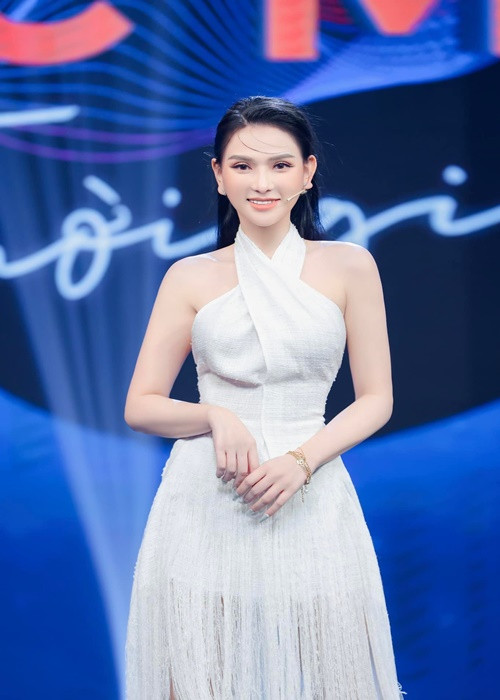 Chia sẻ với Vietnamnet, Thu Thủy cho biết bản thân cô đã từng một lần trải qua hôn nhân nên chuyện đi tiếp bước nữa không phải là chuyện vội vàng và thiếu tính toán. "Đâu phải cứ cưới là do chạy bầu mới cưới”, nữ cá sĩ nhấn mạnh. Ảnh: FBNV