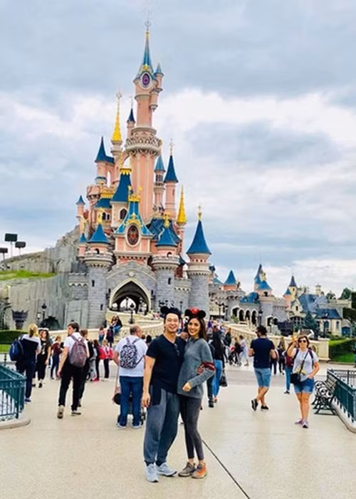 Trước Phương Trinh Jolie, Lan Khuê từng đối với mặt với tin đồn cưới chạy bầu khi mặc áo khá rộng trong chuyến du lịch cùng Tuấn John. Ảnh: FBNV