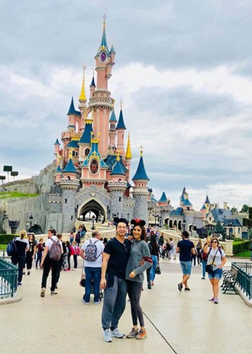 Trước Phương Trinh Jolie, Lan Khuê từng đối với mặt với tin đồn cưới chạy bầu khi mặc áo khá rộng trong chuyến du lịch cùng Tuấn John. Ảnh: FBNV