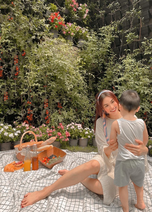 Lan Khuê sinh con trai đầu lòng vào tháng 11/2019 sau đám cưới vào tháng 10/2018. Ảnh: FBNV