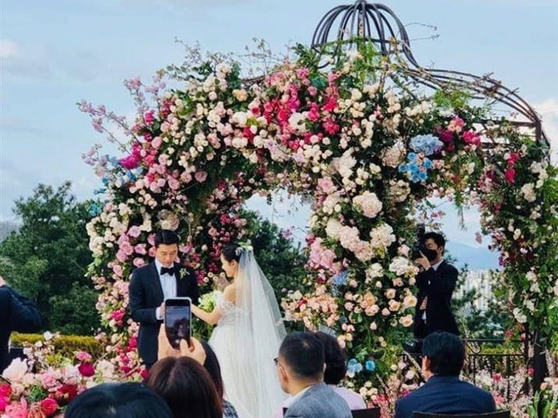 Hyun Bin trao nhẫn cưới cho Son Ye Jin. Ảnh: Vietnamnet