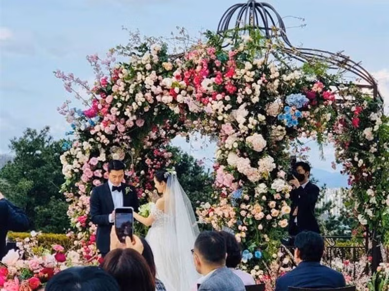 Hyun Bin trao nhẫn cưới cho Son Ye Jin. Ảnh: Vietnamnet