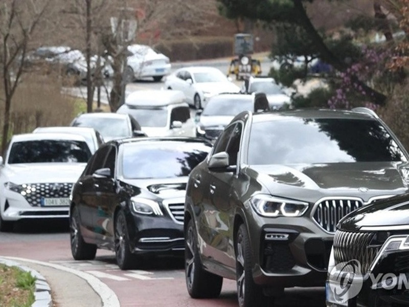 Đám cưới của Hyun Bin quy tụ nhiều ngôi sao nổi tiếng. Vào chiều ngày 31/3, rất nhiều xe sang tiến vào địa điểm tổ chức. Ảnh: Zing