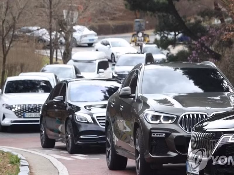 Đám cưới của Hyun Bin quy tụ nhiều ngôi sao nổi tiếng. Vào chiều ngày 31/3, rất nhiều xe sang tiến vào địa điểm tổ chức. Ảnh: Zing