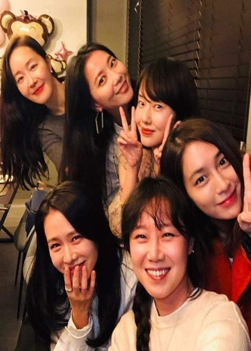 Nữ diễn viên Gong Hyo Jin (áo trắng) đón được hoa cưới từ Son Ye Jin. Ảnh: Vietnamnet