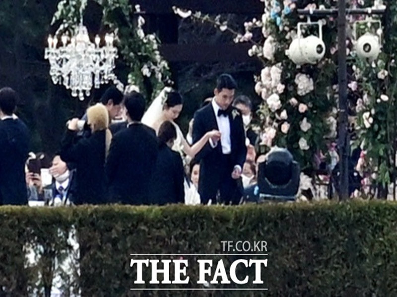 Hyun Bin - Son Ye Jin cùng nắm tay bước vào lễ đường. Ảnh: The Fact