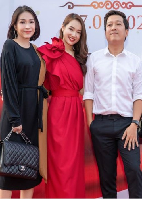 Khả Như còn từng chia sẻ câu chuyện Nhã Phương mượn đồ. “Có lần, Phương qua nhà Như chơi. Vừa vào, Phương khen: “Chị giàu dữ vậy, nhà gì mà có hai cái ghế mát-xa, em ao ước có một cái”. Nghe xong, Như nói em thích thì lấy một cái đi. Như không ngờ Phương lấy thiệt, gọi xe bán tải đến chở về”, Khả Như kể. Ảnh: Vietnamnet